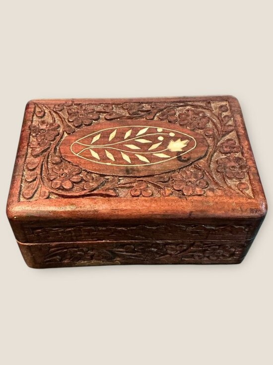 Hand-Carved Wooden Trinket Box With Floral Inlay - 5.5"x4"x2.25" - Jewelry Stora - Picture 1 of 8